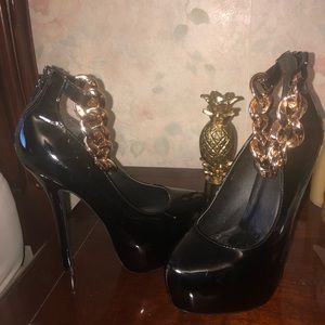 Black chain heels : super sexy
